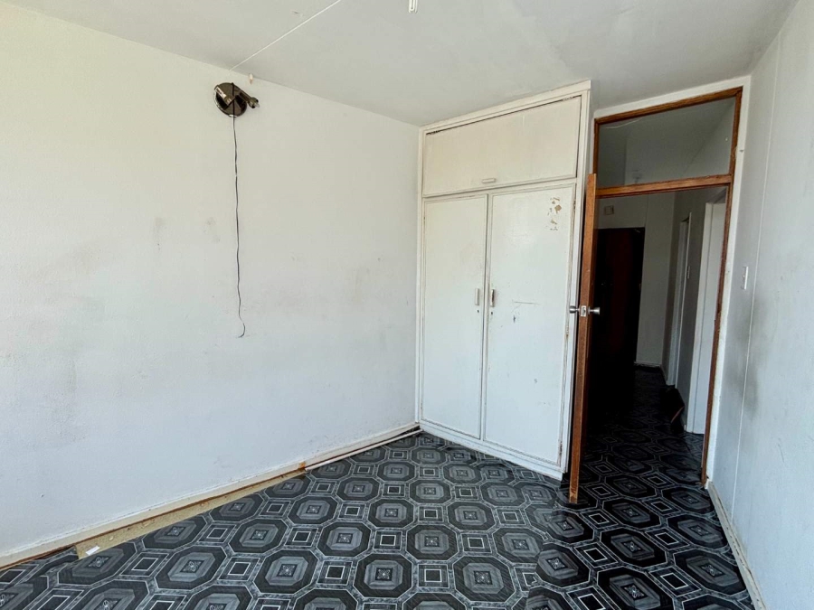 2 Bedroom Property for Sale in Vredehoek Western Cape
